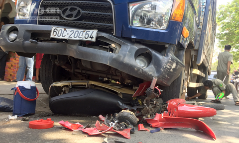 Đứng mua hàng tại tiệm tạp hóa, cô gái 20 tuổi bị xe tải tông nguy kịch