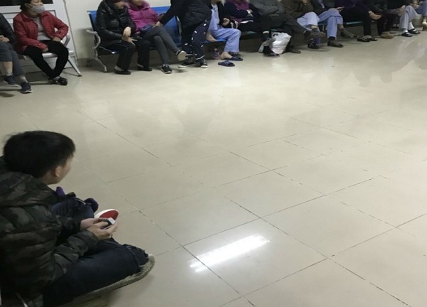 Bệnh nhân ung thư xếp hàng đợi xạ trị trong đêm, Bệnh viện K nói gì?