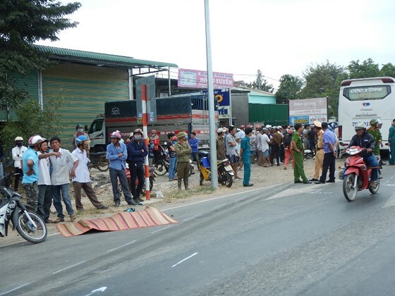 Xe khách húc hàng loạt xe máy, 5 người thương vong