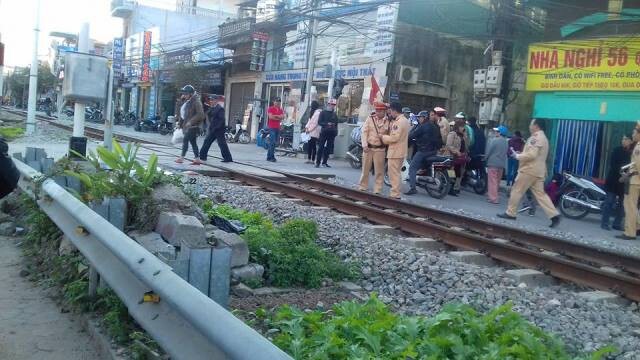 Đứng sát đường ray nghe điện thoại, người đàn ông bị tàu hỏa đâm tử vong