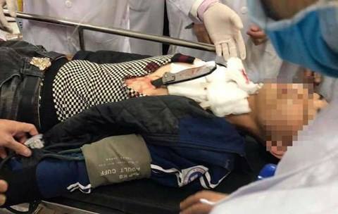 Nam sinh bị đâm trọng thương sau khi tan trường