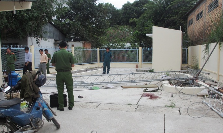 Trụ ăng ten đài truyền thanh đổ đè chết người
