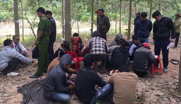 Công an mật phục, bắt quả tang 17 con bạc chơi xóc đĩa ăn tiền