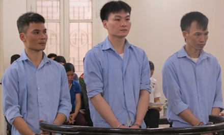 Nhóm côn đồ đi ô tô hành hung cán bộ công an đến tử vong