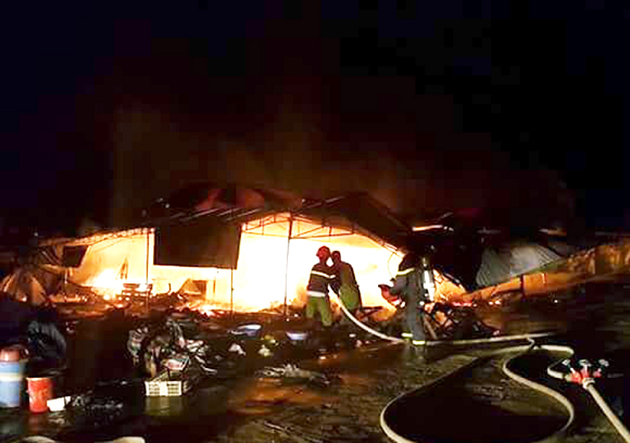 Cháy chợ giữa đêm, hơn 40 ki ốt bị thiêu rụi