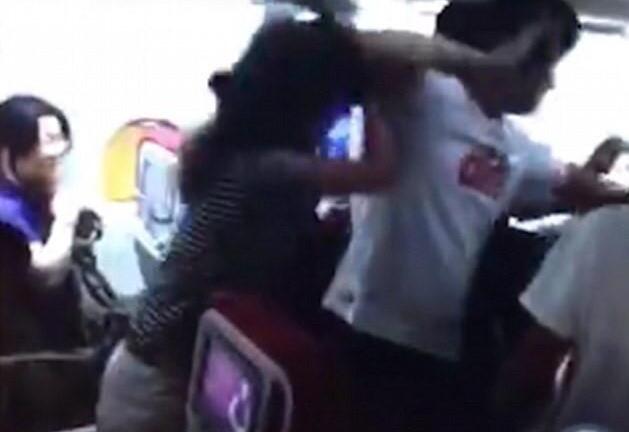 2 vợ chồng đánh nhau trên máy bay bị phạt 8 triệu đồng