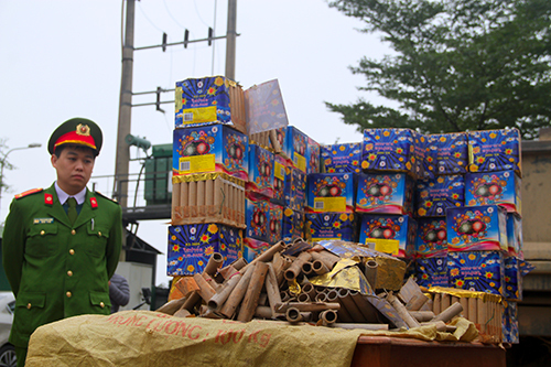 Bỏ chạy thoát thân khi bị cảnh sát truy đuổi vì chở pháo lậu