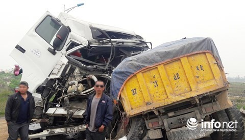 Xe tải đâm nhau trên cầu vượt, 2 tài xế nguy kịch