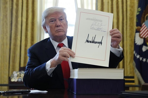 Tổng thống Trump ký thông qua luật cải cách thuế trị giá 1,5 nghìn tỷ USD