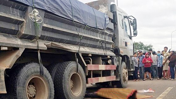 Xe ben cuốn xe máy vào gầm, 2 người tử vong tại chỗ