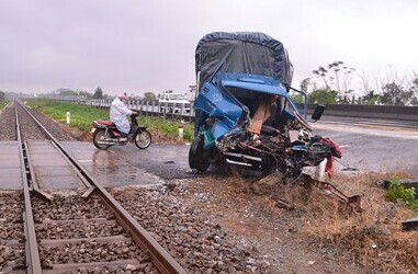 Tài xế xe tải may mắn thoát chết sau khi va chạm với tàu hỏa