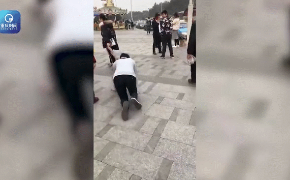 Chấp nhận bò dưới đất, cho người yêu buộc dây dắt đi dạo phố để làm 'quà Giáng sinh'