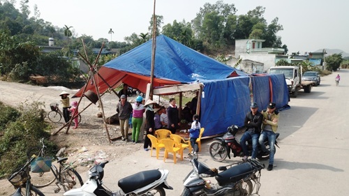 Người dân dựng lều bạt, 