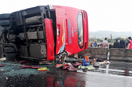 Xe khách mất lái lật giữa đường, hơn chục hành khách hoảng loạn kêu cứu