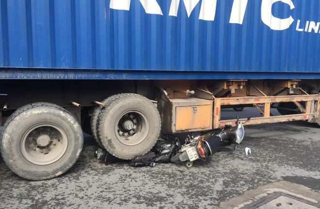 Video: Container cán nát xe máy, cuốn đôi nam nữ vào gầm