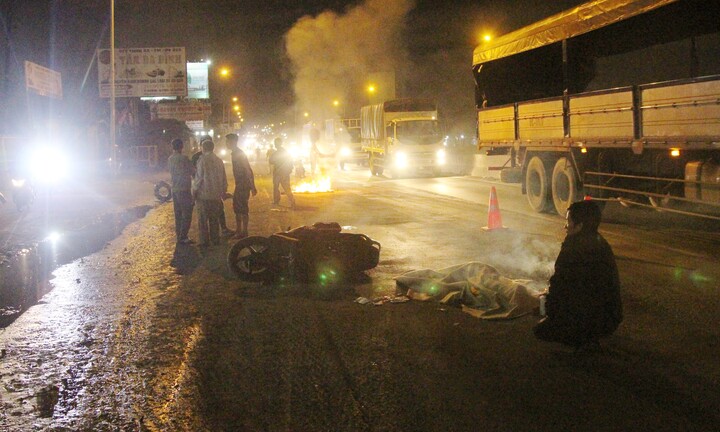 Tránh vũng nước, nam sinh viên bị container cán tử vong