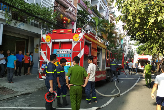 TP.HCM: Cháy công ty in vải, 5 người thoát chết