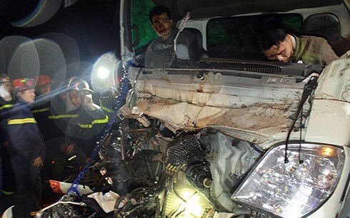 Tai nạn ở đường trên cao, 2 người mắc kẹt trong cabin