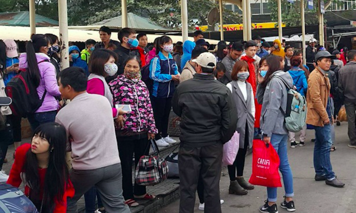 Hà Nội: Bến xe quá tải do người dân về quê nghỉ Tết Dương lịch