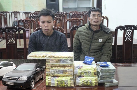 Hai cha con ôm 13kg ma túy từ Lào về Việt Nam