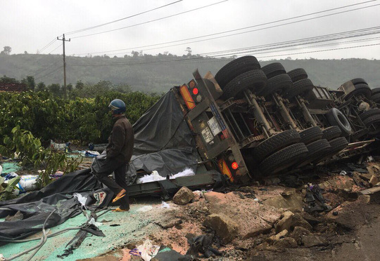 Xe container lật, tài xế và phụ xe tử vong tại chỗ