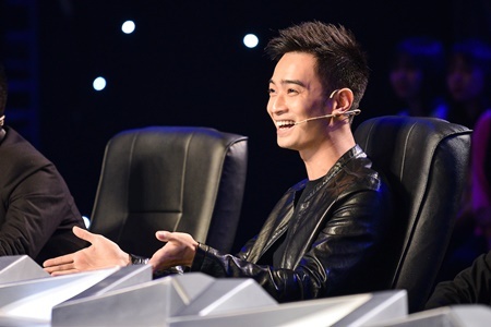 Slim V bị trẹo chân vì Trọng Hiếu bắt nhảy mà không cho… khởi động