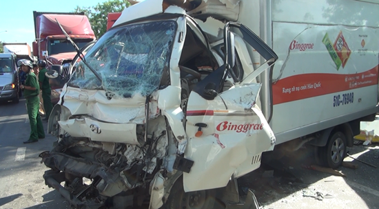 TP.HCM: Container lao vào đám đông đang dừng đèn đỏ, 2 người trọng thương