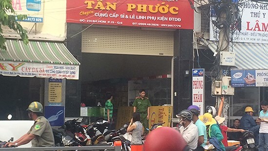 Bị điện giật khi đang lắp biển quảng cáo, 3 công nhân bỏng nặng