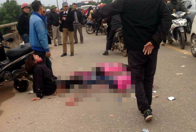 Tai nạn giao thông, mẹ gào khóc thảm thiết bên thi thể 2 con gái