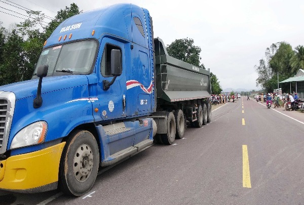 Tai nạn giao thông, đôi nam nữ chết thảm dưới gầm xe đầu kéo