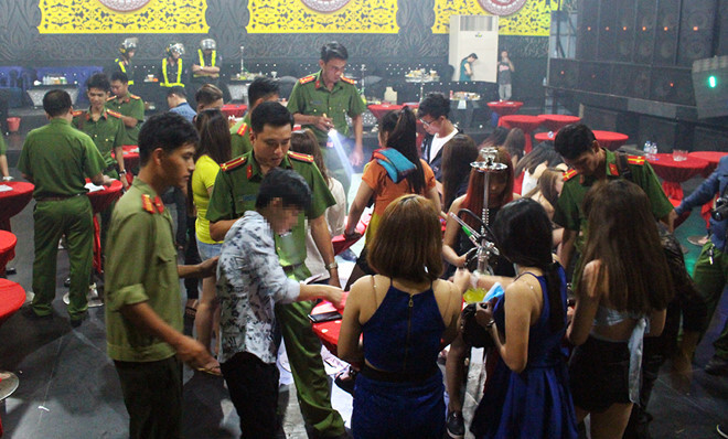 Cảnh sát đột kích quán bar Diamond Luxury 2, dân chơi nhốn nháo bỏ chạy