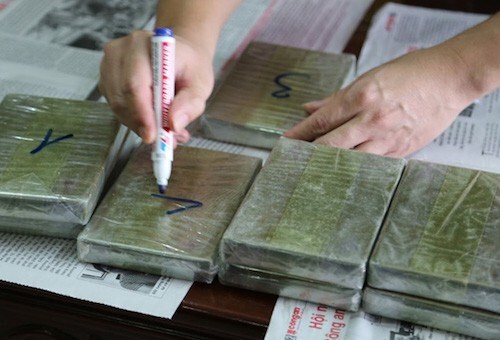 Bắt kẻ vận chuyển thuê 10 bánh heroin với tiền công 16 triệu đồng