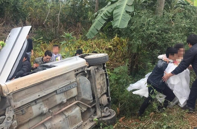 Xe hoa bất ngờ lao xuống ruộng, người nhà hốt hoảng giải cứu cô dâu, chú rể