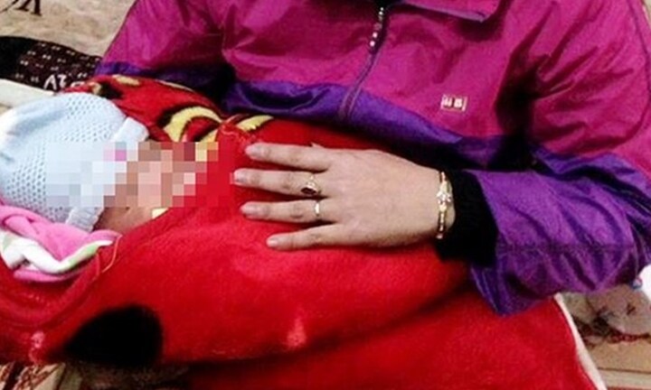 Bé trai sơ sinh 1 tháng tuổi bị bỏ rơi