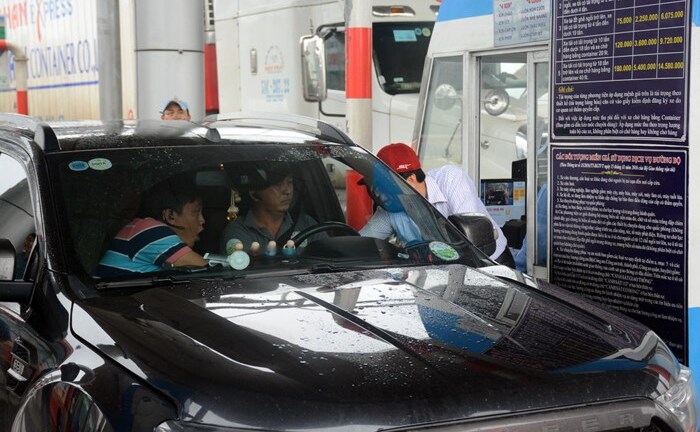 Một tài xế 'cố thủ' ở trạm BOT Tam Kỳ  