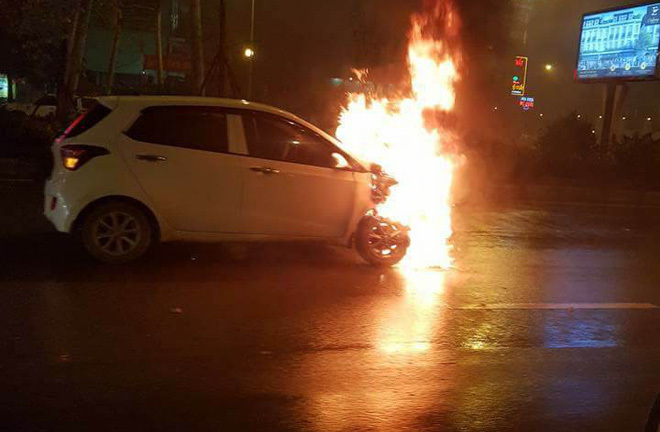 Ô tô bốc cháy dữ dội giữa trời mưa, tài xế may mắn thoát chết