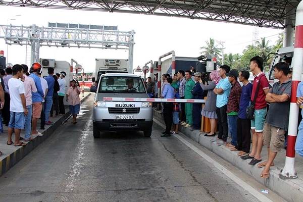 BOT Cần Thơ - Phụng Hiệp ùn tắc 5km vì tài xế phản đối