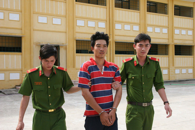  Lời khai của kẻ cưỡng bức cô gái chăn dê dưới chân núi