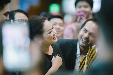 Như Quỳnh về nước sớm vào giữa đêm, bất ngờ bị fan vây kín