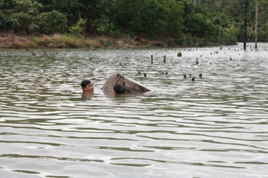 Trục vớt bãi gỗ lậu khủng dưới lòng hồ Thủy điện Sê San