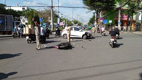 Vượt đèn đỏ rồi tông trúng ô tô, nam thanh niên tử vong giữa giao lộ 