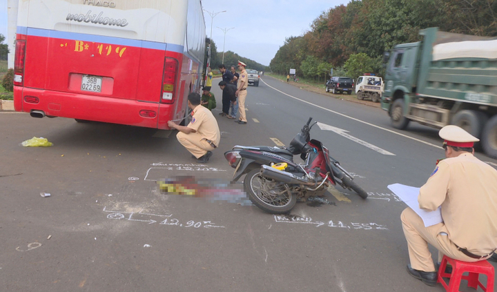 Tông vào xe khách, một nữ hiệu phó tử vong tại chỗ
