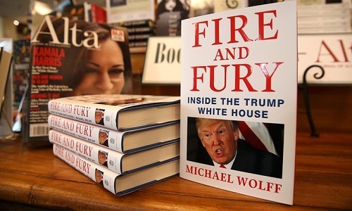 Tỷ phú Mỹ mua 535 quyển sách về ông Trump tặng nghị sĩ Quốc hội