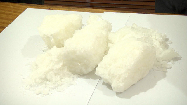 Nam thanh niên giấu 1kg ma túy đá cùng 300 triệu đồng trên điều hòa ở nhà nghỉ