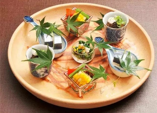 Nhờ bán...lá cây, cụ bà kiếm được 52 tỷ đồng/năm