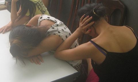 Bắt quả tang 2 đôi nam nữ đang mua bán dâm trong nhà nghỉ