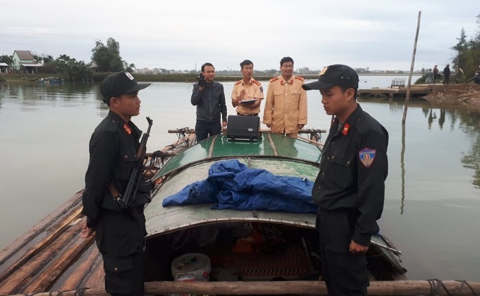 Nổ súng khống chế nhóm vận chuyển gỗ lậu trên sông