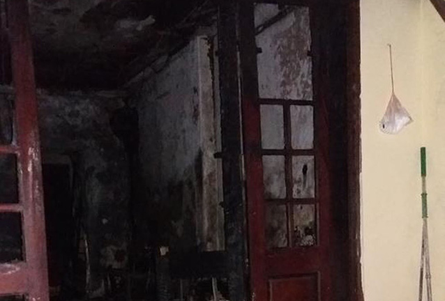 Hà Nội: Cháy nhà dữ dội, 4 mẹ con leo sân thượng kêu cứu