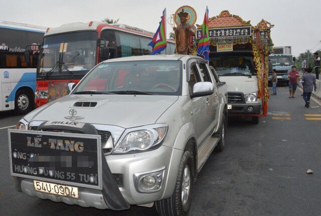 Xe tang kẹt giữa trạm BOT Sóc Trăng