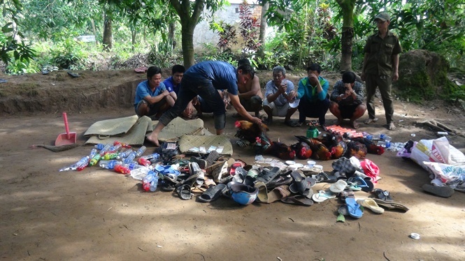 Bắt quả tang 9 đối tượng đá gà ăn tiền tại khu đất trống